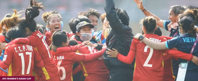 Niềm vui của các cô gái vàng Việt Nam sau khi giành được tấm vé đến World Cup - Ảnh: AFC