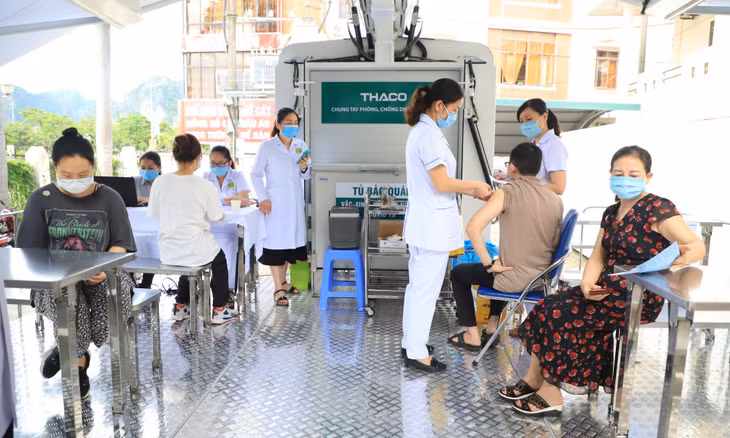 CDC Quảng Ninh đưa vào vận hành xe chuyên dụng phục vụ tiêm chủng lưu động.