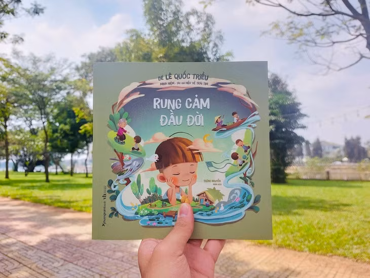 Tuyển tập thơ Rung cảm đầu đời. Ảnh: Phương Nam Book.