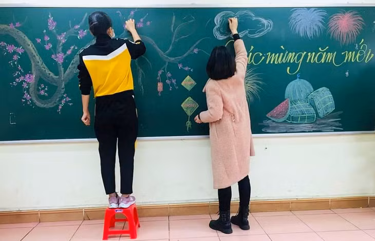 Tại trường Tiểu học Hạ Long, các cô giáo đã có mặt từ rất sớm, trang trí bảng đen, lớp học rực rỡ sắc màu, rộn ràng không khí Tết xuân, sẵn sàng đón các em học sinh quay trở lại trường.