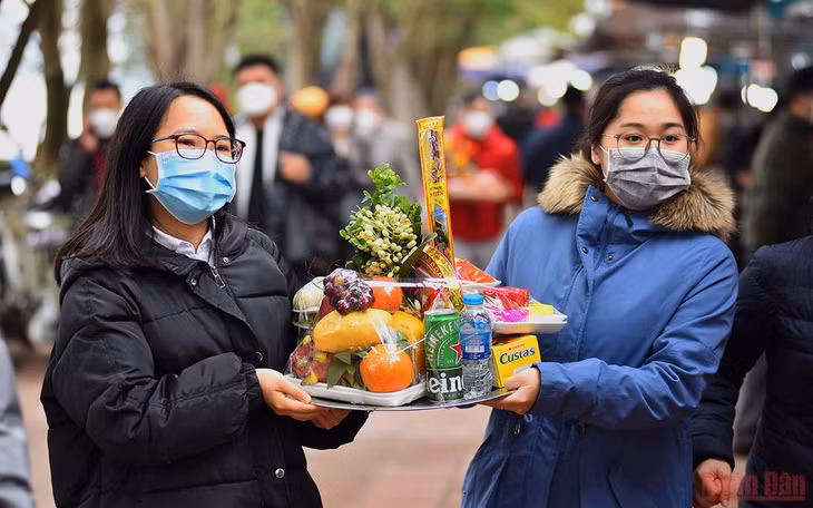 Nhiều người trẻ trong ngày Rằm tháng Giêng cũng đi cầu nguyện bình an, công danh, sự nghiệp. (Ảnh: Minh Duy)