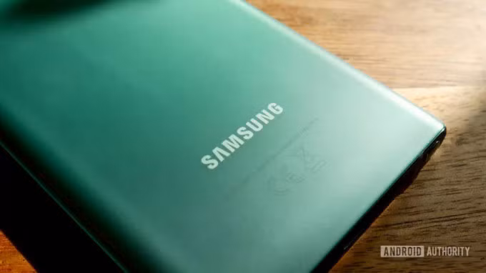 Mặt lưng mẫu Galaxy S21 màu xanh. Ảnh: Android Authority