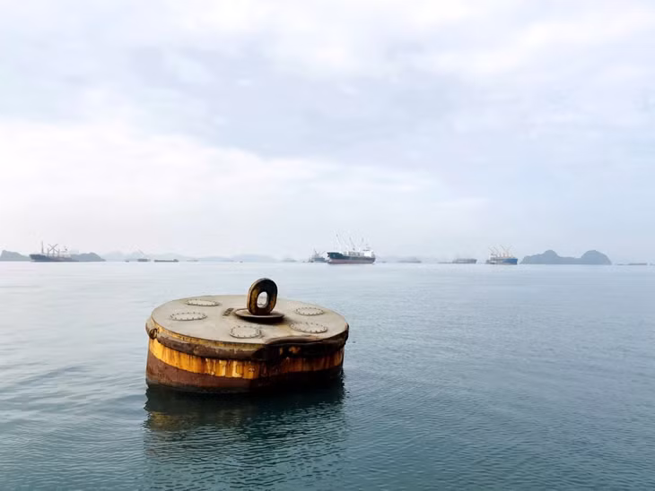 Phao nổi cho tàu vào neo đậu, làm hàng.