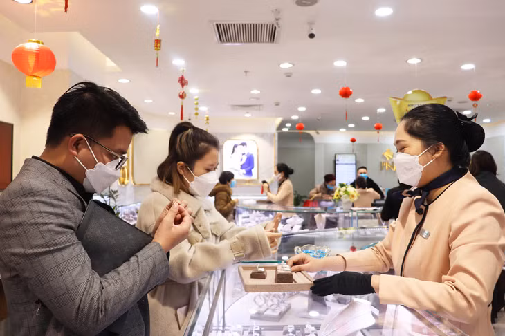 Không chỉ hoa, kẹo, nhiều người lựa chọn trang sức, đá quý để tặng người thương với mong muốn tình cảm sẽ luôn khăng khít, bền chặt.
