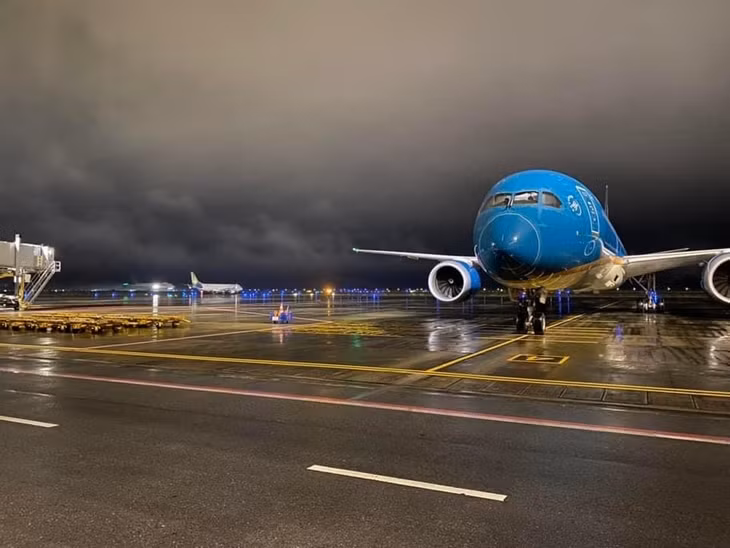 Máy bay của Vietnam Airlines hạ cánh xuống Sân bay Vân Đồn lúc 22h52'.
