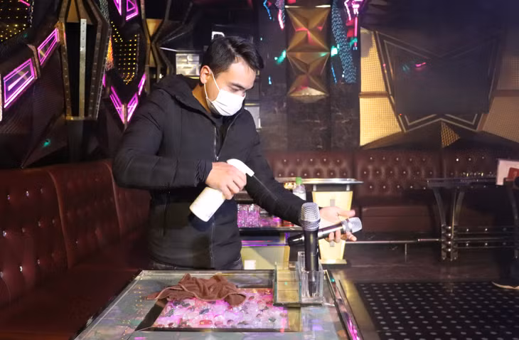 Nhân viên quán Karaoke KTV lau chùi phòng, bàn ghế, mic hát... trước khi thực hiện đón khách.