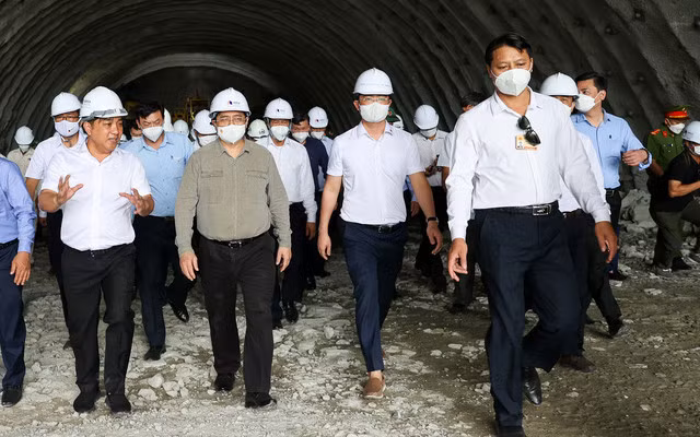 Thủ tướng Phạm Minh Chính, Phó Thủ tướng Lê Văn Thành cùng Đoàn công tác kiểm tra dự án Cam Lâm - Vĩnh Hảo.