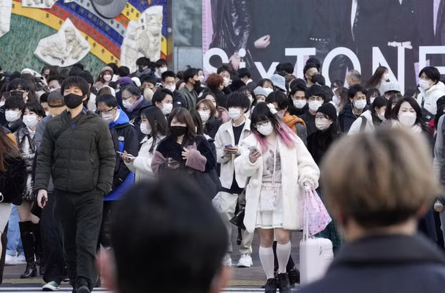 Người dân Nhật Bản qua lại tại khu Shibuya thuộc thủ đô Tokyo hôm 8/1. Ảnh: Kyodo