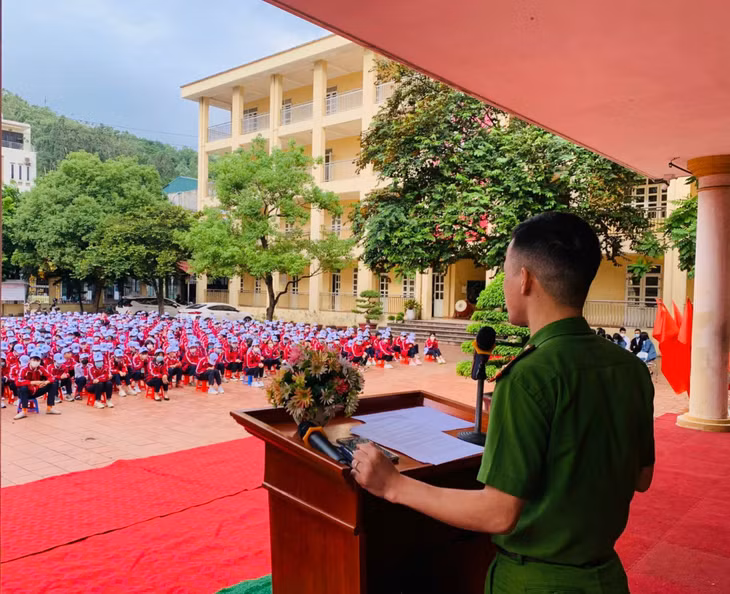 Công an phường Cửa Ông tuyên truyền về Luật ATGT đường bộ cho học sinh Trường THCS Cửa Ông (tháng 11/2021).