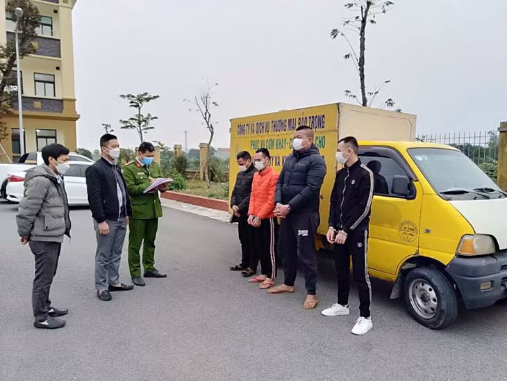 Các đối tượng và tang vật vụ án tại cơ quan Công an