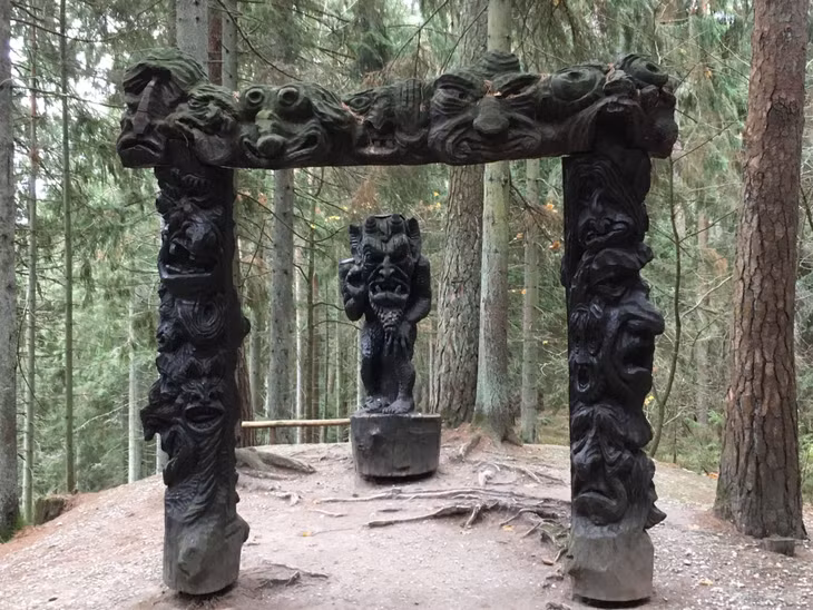 Những tác phẩm điêu khắc trên gỗ ở Đồi Phù Thủy, Lithuania. Ảnh: Cultura Obscura.