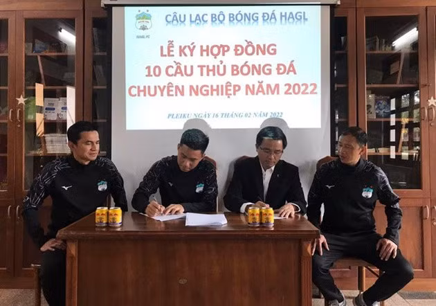 HLV Kiatisuk (trái) sẽ có thêm 10 cầu thủ trẻ cho mùa giải bận rộn của mình. Ảnh: HAGLFC.