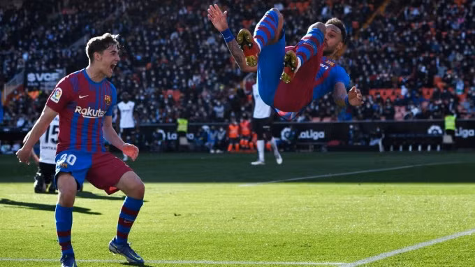 Aubameyang mừng bàn đầu tiên cho Barca ở La Liga. Ảnh: BeINSport