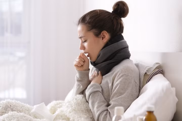 Ho khan thường do nhiễm virus, gây kích ứng đường hô hấp. (Ảnh minh họa)