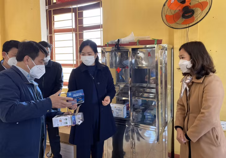 Đồng chí Nguyễn Thị Hạnh, Phó Chủ tịch UBND tỉnh kiểm tra hoạt động của trạm y tế lưu động xã Hiệp Hòa (TX Quảng Yên).