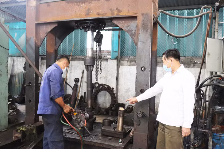 Người lao động tại Công ty TNHH Cơ khí Văn Chương (CCN Hà Khánh) thực hiện đeo khẩu trang trong quá trình làm việc, đảm bảo công tác phòng, chống dịch bệnh.