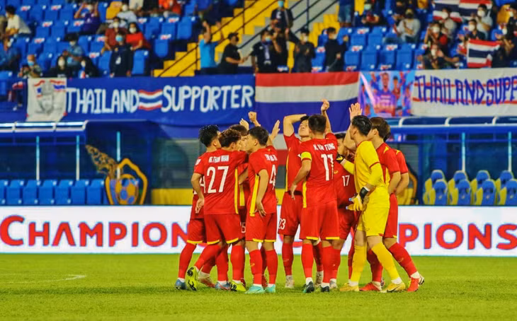 Phút 29, đội tuyển U23 Việt Nam ghi bàn mở tỷ số 1 - 0. Từ chấm đá phạt chếch bên cánh phải, Trung Thành đã có cú sút đưa bóng đi rất hiểm và bất ngờ, đánh bại thủ môn U23 Thái Lan. Ảnh: VFF