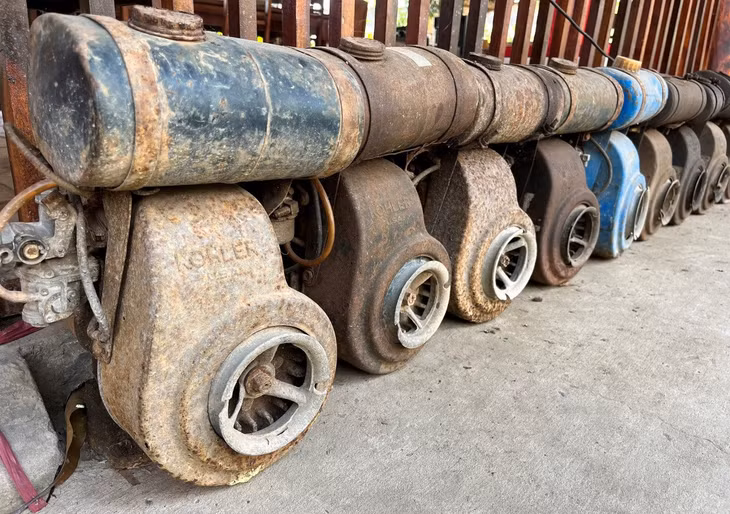 Ấn tượng nhất là bộ sưu tập máy Kohler 4 với hơn 100 chiếc. Cách đây khoảng 50 năm, chiếc máy là tài sản lớn của nhiều người miền Nam khi còn di chuyển chủ yếu bằng ghe, xuồng trên sông. Hiện còn rất ít người sử dụng chiếc máy này. Máy được xếp thành hàng dài ở khu sinh thái, đi đâu du khách cũng có thể bắt gặp.