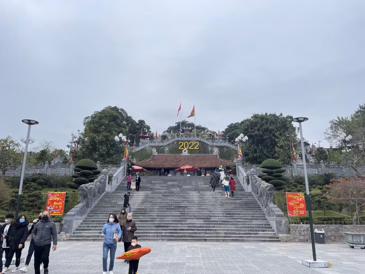 Đền Cửa Ông (TP Cẩm Phả) thu hút lượng lớn du khách những ngày đầu xuân 2022.