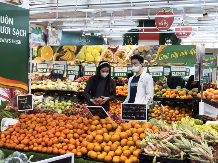 Người dân mua sắm hàng hóa tại Siêu thị Vinmart Hạ Long.