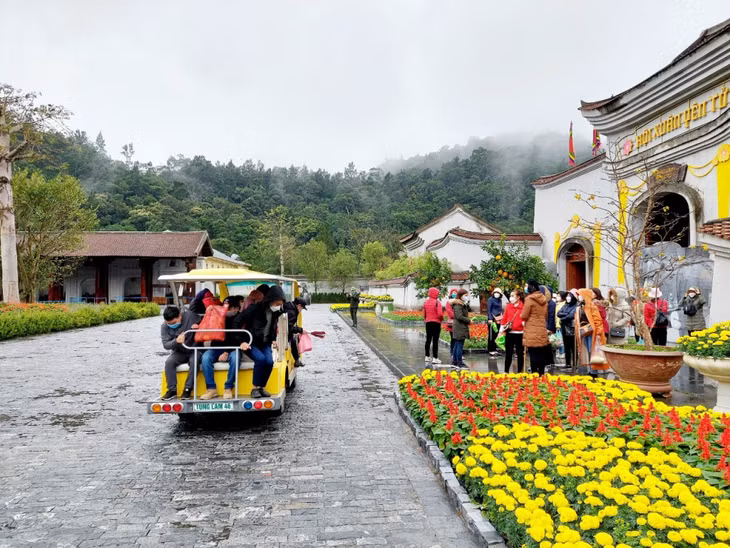 Du khách tham quan, chiêm bái Yên Tử dịp đầu xuân năm nay.