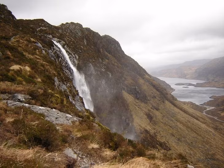 Eas a Chual Auluinn là ngọn thác cao và đẹp nhất, được coi như một ngôi sao của Scotland. Với chiều cao 200m, Eas a Chual Auluinn được nhiều người gọi là “thác nước của mái tóc đẹp”.
