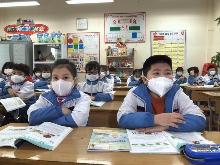Sau khi hướng dẫn quy trình phòng, chống dịch và khai xuân ngắn gọn, các em học sinh nhanh chóng quay trở lại học tập trong không khí tập trung, nghiêm túc. Tất cả các em đều thực hiện đeo khẩu trang trong suốt quá trình học.
