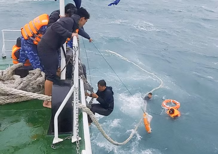 Lực lượng Cảnh sát biển ứng cứu, đưa các ngư dân gặp nạn lên tàu chăm sóc. Ảnh: CSB 4032.