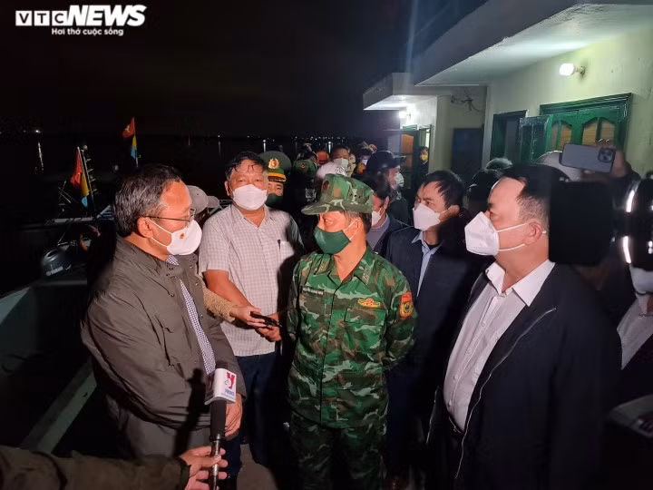 Đoàn công tác của Phó Chủ tịch chuyên trách Ủy ban ATGT Quốc gia làm việc với lực lượng tìm kiếm các nạn nhân mất tích trong vụ chìm tàu tại Cửa Đại (TP Hội An, Quảng Nam).