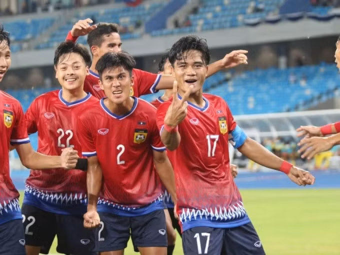 Đội trưởng Bounkong (số 17) chia vui cùng các đồng đội sau khi sút phạt thành bàn mở tỷ số vào lưới Malaysia. Ảnh: AFF