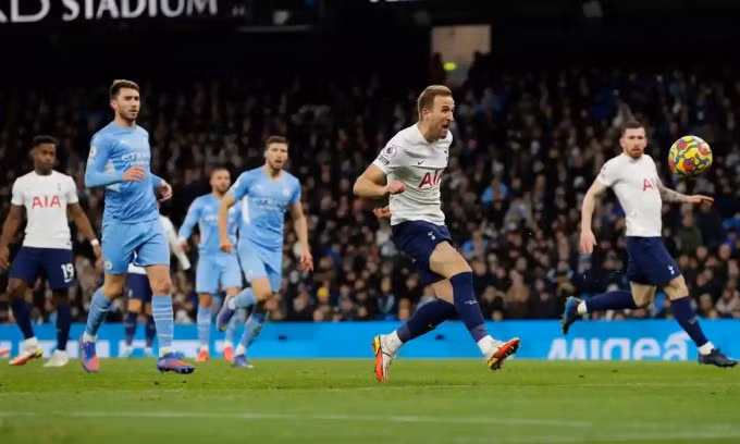 Kane đệm bóng cận thành, nâng tỷ số lên 2-1 cho Tottenham. Ảnh: Guardian.