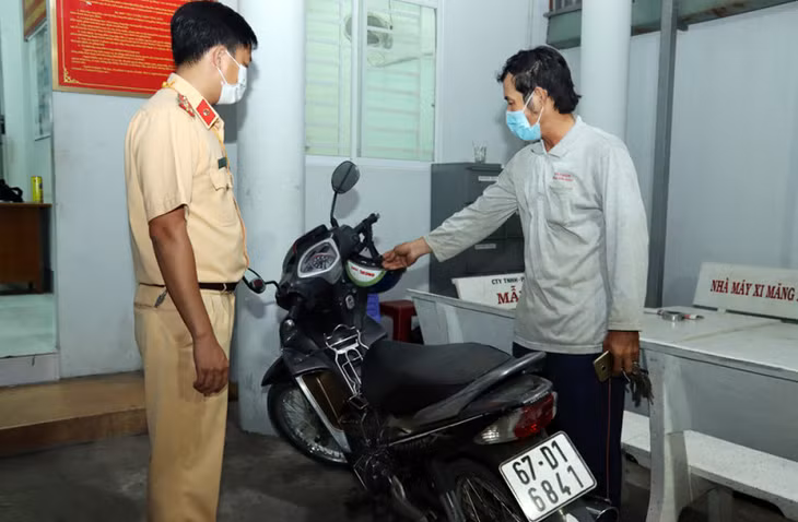 Cán bộ Phòng CSGT đường bộ Công an tỉnh An Giang cùng nạn nhân kiểm tra xe tang vật.