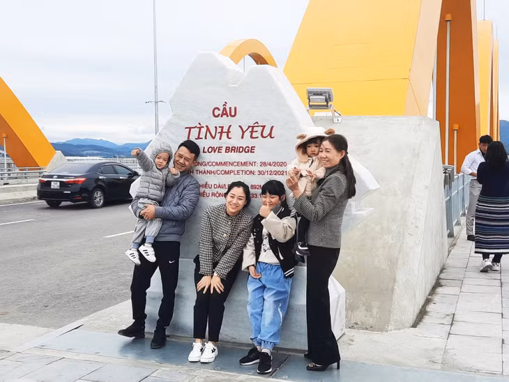Cầu Tình Yêu - địa điểm check in mới được nhiều người dân, du khách lựa chọn.