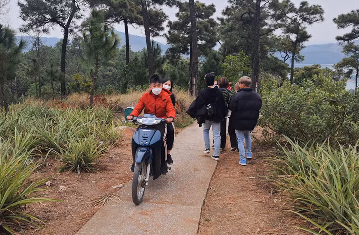 Xe ôm chiếm hết đường hành hương của du khách lên chùa Lôi Âm.