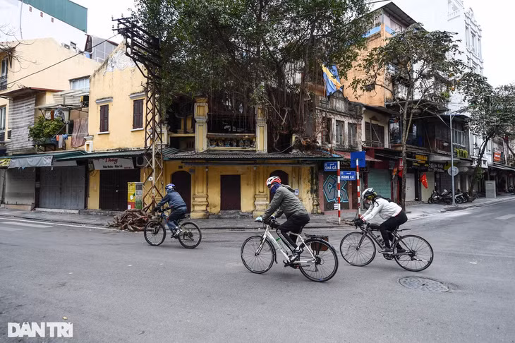 Hà Nội tĩnh mịch, vắng vẻ trong buổi sáng mùng 1 Tết ảnh 12 Hà Nội tĩnh mịch, vắng vẻ trong buổi sáng mùng 1 Tết ảnh 12