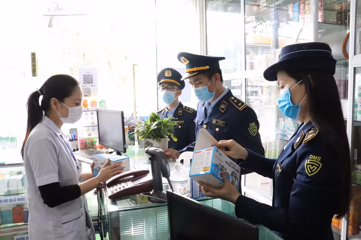 Đội QLTT số 3, kiểm tra việc kinh doanh kít test nhanh, khẩu trang... tại các hiệu thuốc trên địa bàn quản lý.