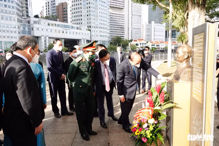 Chủ tịch nước Nguyễn Xuân Phúc dâng hoa tượng đài Chủ tịch Hồ Chí Minh tại Singapore - Ảnh 2.
