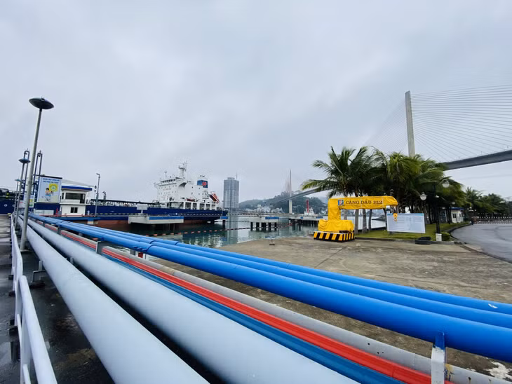 Sáng 10/2, Công ty Xăng dầu B12 tổ chức tiếp nhận tàu chở 16.000m3 xăng Ron 95 từ Nhà máy Lọc hóa dầu Nghi Sơn. Chiều 10/2, Công ty cũng tiếp nhận thêm một tàu chở dầu có trọng lượng 14.000m3 xăng Ron 95.
