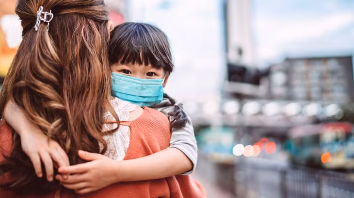 Phu huynh cần để ý đến sức khỏe và tinh thần của trẻ khi mắc Covid-19 (Ảnh minh họa)