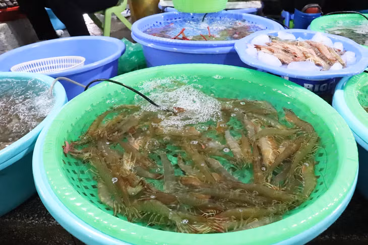 Giá tôm he 700.000 đồng/kg, giảm 150.000 đồng/kg so với thời điểm trước.