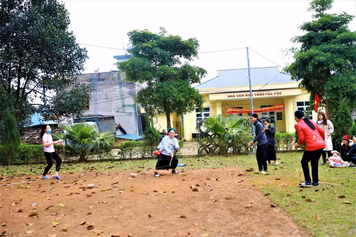 Trong những ngày vui Tết Nguyên đán, người dân tại Bình Liêu tổ chức nhiều trò chơi dân gian hấp dẫn (Trong ảnh trò chơi đánh quay).
