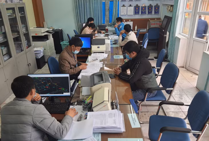 Không khí làm việc nghiêm túc tại Bộ phận tiếp nhận và trả kết quả hiện đại thị trấn Đầm Hà.