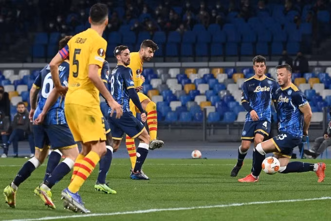 Pique (vàng, giữa) nâng tỷ số lên 3-1 cho Barca ở cuối hiệp một. Ảnh: AM