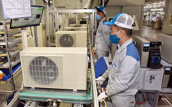 Công nhân Công ty cổ phần Daikin Việt Nam, Khu công nghiệp Thăng Long II (Hưng Yên) lắp ráp máy điều hòa nhiệt độ. (Ảnh SONG TOÀN)