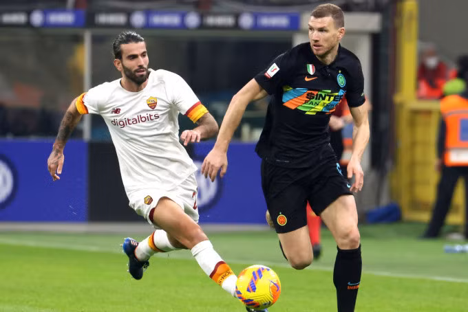 Inter (đen) chơi trên chân và hiệu quả hơn hẳn so với Roma. Ảnh: AP