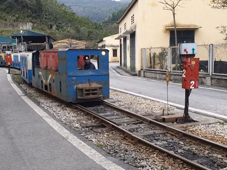 Công nhân Than Vàng Danh sử dụng bộ điều khiển từ xa đóng/mở ghi đường sắt.