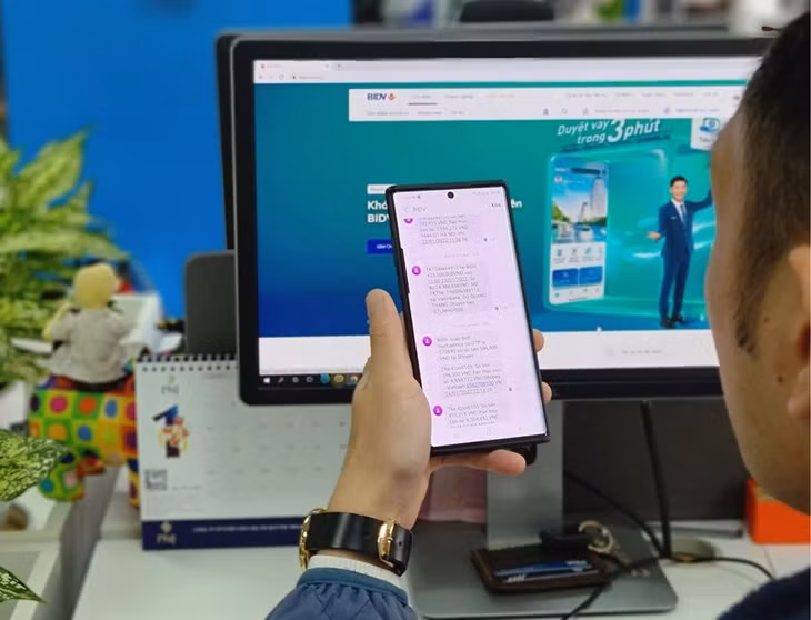 Hầu hết ngân hàng hiện vẫn thu phí dịch vụ thông báo biến động số dư qua SMS cố định hàng tháng. Ảnh: Quang Thắng.
