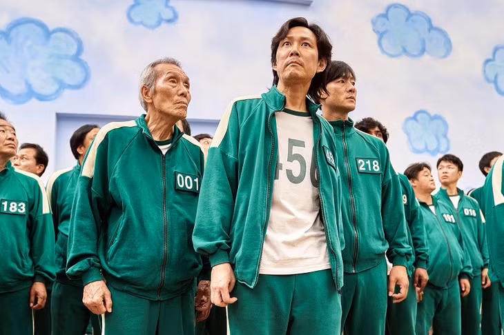 Jung-jae và dàn diễn viên trong 1 cảnh của “Squid Game”. (Ảnh: Netflix)
