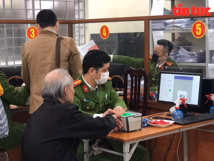 Công an TP Hà Nội làm thủ tục cấp Căn cước công dân điện tử cho công dân. Ảnh: Trung Nguyên/Báo Tin tức