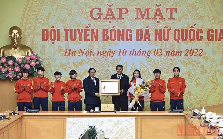Thủ tướng Chính phủ Phạm Minh Chính trao Huân chương Lao động hạng Nhất tặng Đội tuyển bóng đá nữ quốc gia. (Ảnh: TRẦN HẢI)